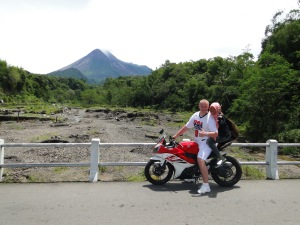 Motociklas Indonezijoje ugnikalnis